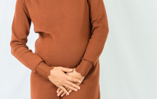 schwangere frau leidet unter einer schmerzenden blasenentzündung