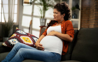 schwangere frau hat magenschmerzen