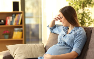 schwangere Frau mit Migräne