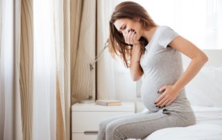 Schwangere Frau verspürt Übelkeit